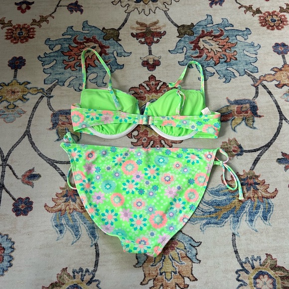 Bikini - Picture 3 of 4